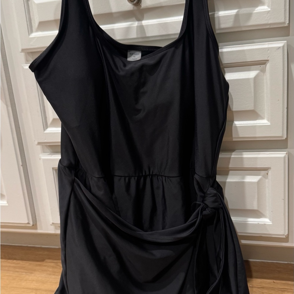 Old navy swim suit with attached skirt swim tie